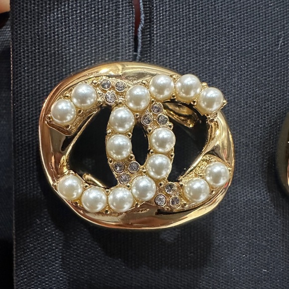 CHANEL 24A CHUNKY CC GOLD CRYSTAL & PEARL EARRINGS - Picture 4 of 7